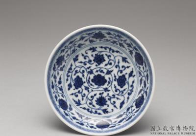 图片[3]-Dish with Indian lotus scrolls in underglaze blue, Qing dynasty, Qianlong reign (1736-1795)-China Archive